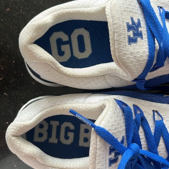 Nike Univ of Kentucky cross trainer. Worn twice. Inserts say “Go Big Blue” - Picture 6 of 6